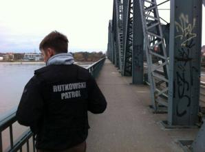 [VIDEO] Konferencja Rutkowskiego: Atak kostkami brukowymi na mieszkankę Torunia! Poszukiwania Remigiusza Baczyńskiego