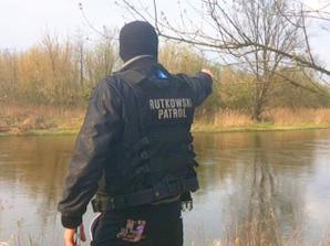 [VIDEO] Rutkowski precyzyjnie wskazał miejsce zatopienia zwłok Danuty Wielochy. Ciało odnaleziono wczoraj, w rzece Pilica, nieopodal miejscowości Brzeźce, w Województwie Mazowieckim. Konferencja prasowa we wtorek 4 kwietnia o godz. 14:00 w Radomiu