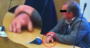 [VIDEO] W Sądzie Okręgowym w Radomiu po 5 latach, 3 zawodowych sędziów nie uznało opinii biegłego, że rolnik bez palca i z 3 pokrzywionymi NIE MÓGŁ wyraźnie podpisać się na dokumencie. Nie przesłuchali biegłej wskazującej na fałszerstwo sołtys wsi Sucha!