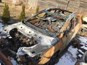 [VIDEO] Rutkowski: Siedem spalonych samochodów i jeden autobus. Poszukujemy człowieka z silnie poparzoną prawą dłonią z okolic Kętrzyna, którego zarejestrowała kamera monitoringu! 