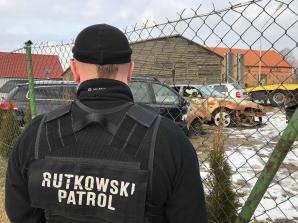 [VIDEO] Rutkowski: Siedem spalonych samochodów i jeden autobus. Poszukujemy człowieka z silnie poparzoną prawą dłonią z okolic Kętrzyna, którego zarejestrowała kamera monitoringu! 