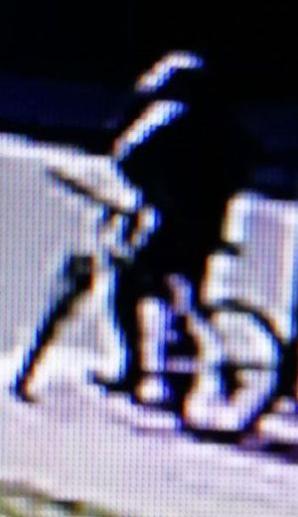 [VIDEO] Krzysztof Rutkowski prezentuje wizerunek płatnego strzelca, który w sobotę zaatakował w Łomży. Dziś na konferencji prasowej oficjalnie wyznaczył nagrodę 10 tysięcy euro za pomoc w schwytaniu egzekutora!