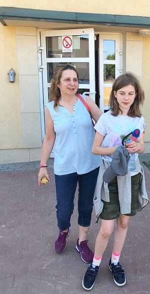 13-latka, która uciekła z Londynu od ojca-milionera do ukochanej Mamy, pod opieką polskiej Policji! Obie stawiły się wczoraj na jednym z komisariatów, by dostosować się do polskiego i europejskiego prawa