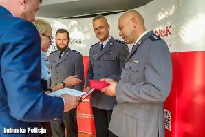 Policjanci z Nowej Soli oddali wiele litrów krwi by ratować życie. Policjanci otrzymali medale „Honorowego Dawcy Krwi – Zasłużonego dla Zdrowia Narodu