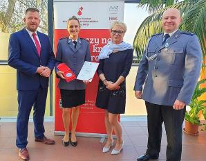 Policjanci z Nowej Soli oddali wiele litrów krwi by ratować życie. Policjanci otrzymali medale „Honorowego Dawcy Krwi – Zasłużonego dla Zdrowia Narodu