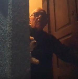 [VIDEO] To nie Halloween ale rzeczywisty, codzienny horror niepełnosprawnego chłopca. Elektryczny wózek od miesięcy ukrywany jest przed nim na plebanii, na terenie gminy Trzeszczany. Wójt Stanisław Czarnota do przebudowy łazienki chłopca nie dołożył grosza