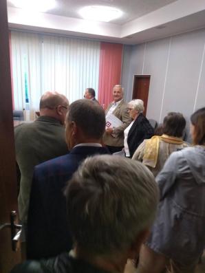 Bohaterowie na ławie oskarżonych! Społeczeństwo wspiera ich w budynku sądu! Czy mediacja z wójtem Stanisławem Cz. zakończy koszmar konfliktów i chrześcijańskie dobro wróci do Trzeszczan?