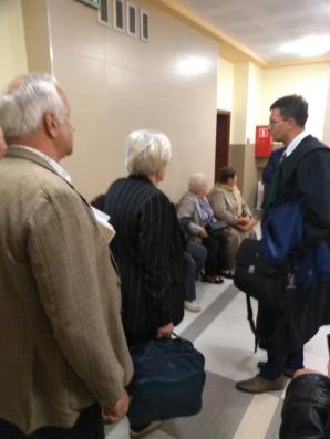 Bohaterowie na ławie oskarżonych! Społeczeństwo wspiera ich w budynku sądu! Czy mediacja z wójtem Stanisławem Cz. zakończy koszmar konfliktów i chrześcijańskie dobro wróci do Trzeszczan?