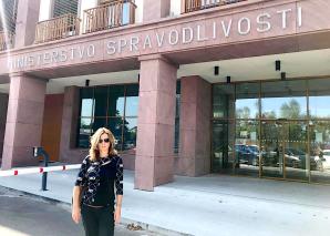 [VIDEO] Ministerstwo Sprawiedliwości w Bratysławie obiecało dziś szybką pomoc w wystawieniu międzynarodowego listu gończego za słowackim naukowcem Sławomirem H., który nielegalnie przetrzymuje w Moskwie 5-letnią dziewczynkę