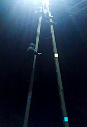 [VIDEO] Kto pod Wołominem matce porwanych dzieci zamontował nielegalnie kamerę z akumulatorami? Policyjny pościg, sprawcy dorwani, a matka prosi Krzysztofa Rutkowskiego o pomoc w odzyskaniu dzieci!