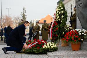 Premier Mateusz Morawiecki uczcił pamięć ofiar w 11. rocznicę tragedii smoleńskiej