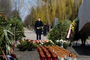 Premier Mateusz Morawiecki uczcił pamięć ofiar w 11. rocznicę tragedii smoleńskiej