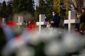 Premier Mateusz Morawiecki uczcił pamięć ofiar w 11. rocznicę tragedii smoleńskiej