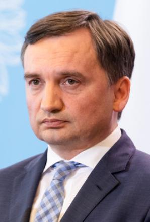 [VIDEO] TOGI BEZ SUMIEŃ: Sąd w Pile nakazuje wydanie dziecka matce, której konkubent zapowiada kopnięcie 4-latka w głowę!