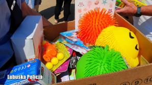 [VIDEO] Gest prosto z serca – policjanci przekazali zabawki dla dzieci ze szpitala onkologicznego