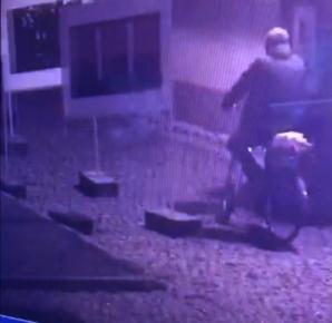 [VIDEO] Policjanci poszukują sprawcy podpalenia mobilnego punktu szczepień i budynku zamojskiego sanepidu