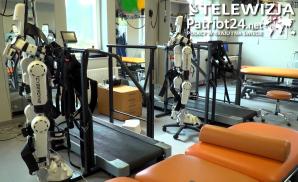 [VIDEO] Roboty rehabilitacyjne pozwalają pacjentom po urazach kręgosłupa wstać z wózka. W Polsce jest jedno takie urządzenie sterowane myślą. Zostało stworzone na uniwersytecie w Tokio, przez firmę Cyberdyne 