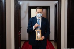 [VIDEO] Premier przyjął od harcerzy Betlejemskie Światło Pokoju. Dalej Światło zostanie przekazane na wschód: m.in. do Rosji, Litwy, Ukrainy, na zachód do Niemiec, a także na północ – do Szwecji