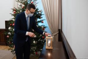 [VIDEO] Premier przyjął od harcerzy Betlejemskie Światło Pokoju. Dalej Światło zostanie przekazane na wschód: m.in. do Rosji, Litwy, Ukrainy, na zachód do Niemiec, a także na północ – do Szwecji