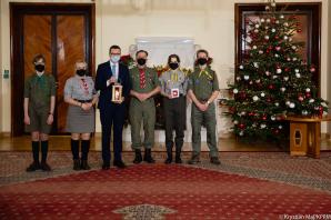 [VIDEO] Premier przyjął od harcerzy Betlejemskie Światło Pokoju. Dalej Światło zostanie przekazane na wschód: m.in. do Rosji, Litwy, Ukrainy, na zachód do Niemiec, a także na północ – do Szwecji