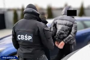 [VIDEO] Kolejne uderzenie w gang przemytników papierosowych. Wielomiesięczna współpraca funkcjonariuszy CBŚP, KAS z brytyjskim oficerem łącznikowym HMRC w Warszawie
