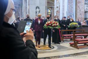 [VIDEO] Wizyta Prezydenta RP z Małżonką w Watykanie. Prezydent z Małżonką zostali przyjęci na audiencji przez Papieża Franciszka. Rozmowy dotyczyły głównie sytuacji na Ukrainie.