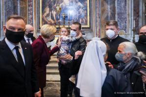 [VIDEO] Wizyta Prezydenta RP z Małżonką w Watykanie. Prezydent z Małżonką zostali przyjęci na audiencji przez Papieża Franciszka. Rozmowy dotyczyły głównie sytuacji na Ukrainie.