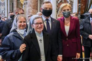 [VIDEO] Wizyta Prezydenta RP z Małżonką w Watykanie. Prezydent z Małżonką zostali przyjęci na audiencji przez Papieża Franciszka. Rozmowy dotyczyły głównie sytuacji na Ukrainie.