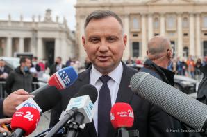 [VIDEO] Wizyta Prezydenta RP z Małżonką w Watykanie. Prezydent z Małżonką zostali przyjęci na audiencji przez Papieża Franciszka. Rozmowy dotyczyły głównie sytuacji na Ukrainie.