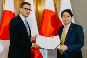 Rozmowa premiera z ministrem spraw zagranicznych Japonii o pomocy humanitarnej dla Ukrainy
