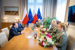 Podziękowania od ministra Mariusza Kamińskiego dla funkcjonariuszek Straży Granicznej zaangażowanych w działania na wschodniej granicy