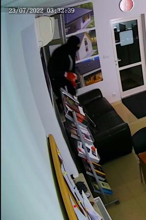 [VIDEO] Kim jest sprawca włamania uchwycony na kamerze monitoringu? - konferencja Biura Rutkowski 4 sierpnia o godzinie 12:00 w Wyszkowie