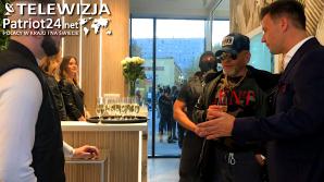 [VIDEO] Helikopterem przyleciał Rutkowski, by z żoną Mają i dziećmi wziąć udział w otwarciu kliniki MultiDent w Stalowej Woli!