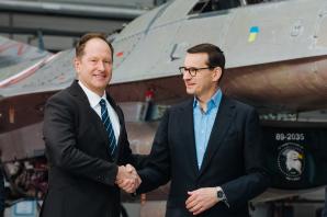 [VIDEO] F-16 serwisowane w bydgoskich Wojskowych Zakładach Lotniczych – premier wziął udział w uroczystości symbolicznego odbioru pierwszego myśliwca