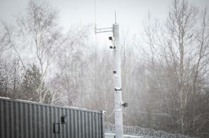 [VIDEO] Zakończenie prac przy pierwszym odcinku bariery elektronicznej na granicy polsko-białoruskiej – wydarzenie z udziałem kierownictwa MSWiA