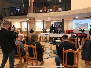 [VIDEO] Kolejny sukces Biura Rutkowski i Policji! Po ujawnieniu monitoringu, zatrzymano dwóch sprawców brutalnego napadu w Suwałkach metodą „na policjanta” i kradzieży miliona złotych! Wciąż poszukiwany jest trzeci sprawca!