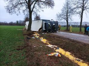 Wypadek na drodze relacji Breginie- Rydzyn szlachecki, ranny kierowca samochodu ciężarowego i zniszczone jaja