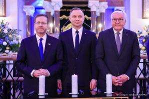 Prezydenci Polski Andrzej Duda, Izraela Isaac Herzog oraz Niemiec Frank–Walter Steinmeier z Małżonkami wspólnie wzięli udział w obchodach upamiętniających 80. rocznicę wybuchu Powstania w Getcie Warszawskim.