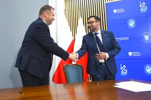 Biznes i nauka łączą siły przy budowie małego atomu