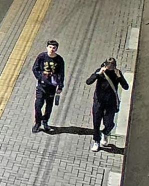 [VIDEO] Policjanci poszukują dwóch wandali za zniszczenie elewacji budynku 