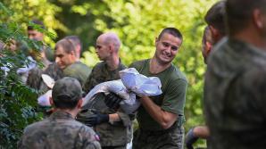 [VIDEO] Już ponad 5,5 tysiąca żołnierzy wspiera poszkodowanych i pomaga w odbudowie obszarów dotkniętych skutkami powodzi
