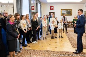 [VIDEO] Dla Ciebie zginął żołnierz, strażak, policjant A DLA MNIE TATA: Otwarcie wystawy pod patronatem Marszałka Sejmu