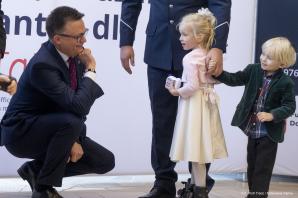 [VIDEO] Dla Ciebie zginął żołnierz, strażak, policjant A DLA MNIE TATA: Otwarcie wystawy pod patronatem Marszałka Sejmu