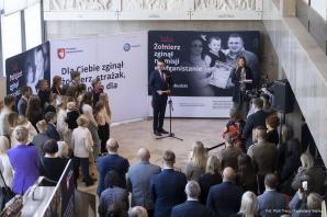 [VIDEO] Dla Ciebie zginął żołnierz, strażak, policjant A DLA MNIE TATA: Otwarcie wystawy pod patronatem Marszałka Sejmu