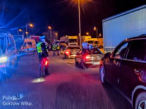 [VIDEO] Nocny zlot aut zakończony zatrzymanymi dowodami rejestracyjnymi i mandatami