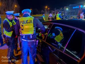 [VIDEO] Nocny zlot aut zakończony zatrzymanymi dowodami rejestracyjnymi i mandatami