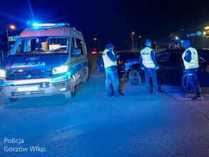 [VIDEO] Nocny zlot aut zakończony zatrzymanymi dowodami rejestracyjnymi i mandatami