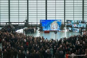 [VIDEO] Spotkanie opłatkowe Pary Prezydenckiej z żołnierzami w 1 Bazie Lotnictwa Transportowego w Warszawie