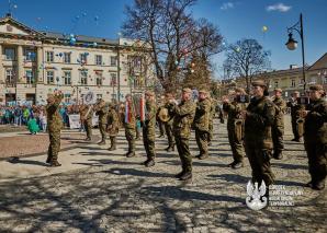 Żołnierze Ośrodka Reprezentacyjnego wspierają Światowy Dzień Świadomości Autyzmu.