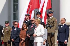 [VIDEO] Na dziedzińcu Belwederu odbyła się uroczystość z okazji  Dnia Polonii i Polaków za Granicą z udziałem Prezydenta  Andrzeja Dudy i Małżonki Agaty Kornhauser–Dudy